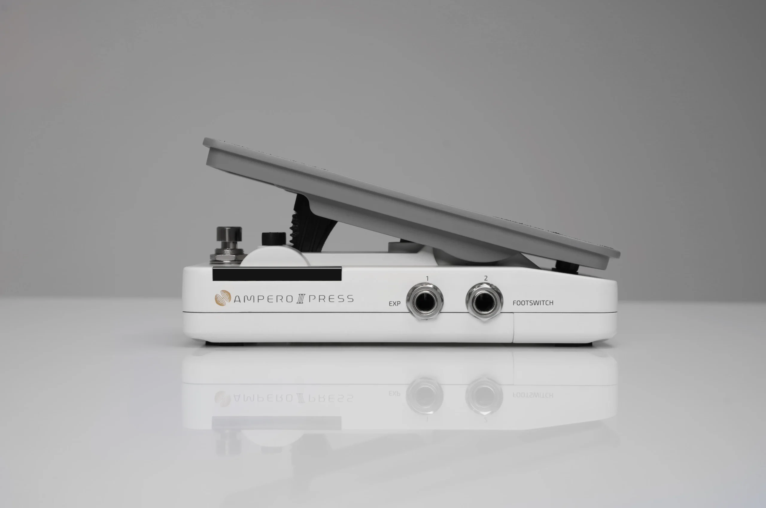 [ES] Ampero II Press de lado mostrando conectores EXP y Footswitch - Pedal de expresión con salidas independientes. [EN]