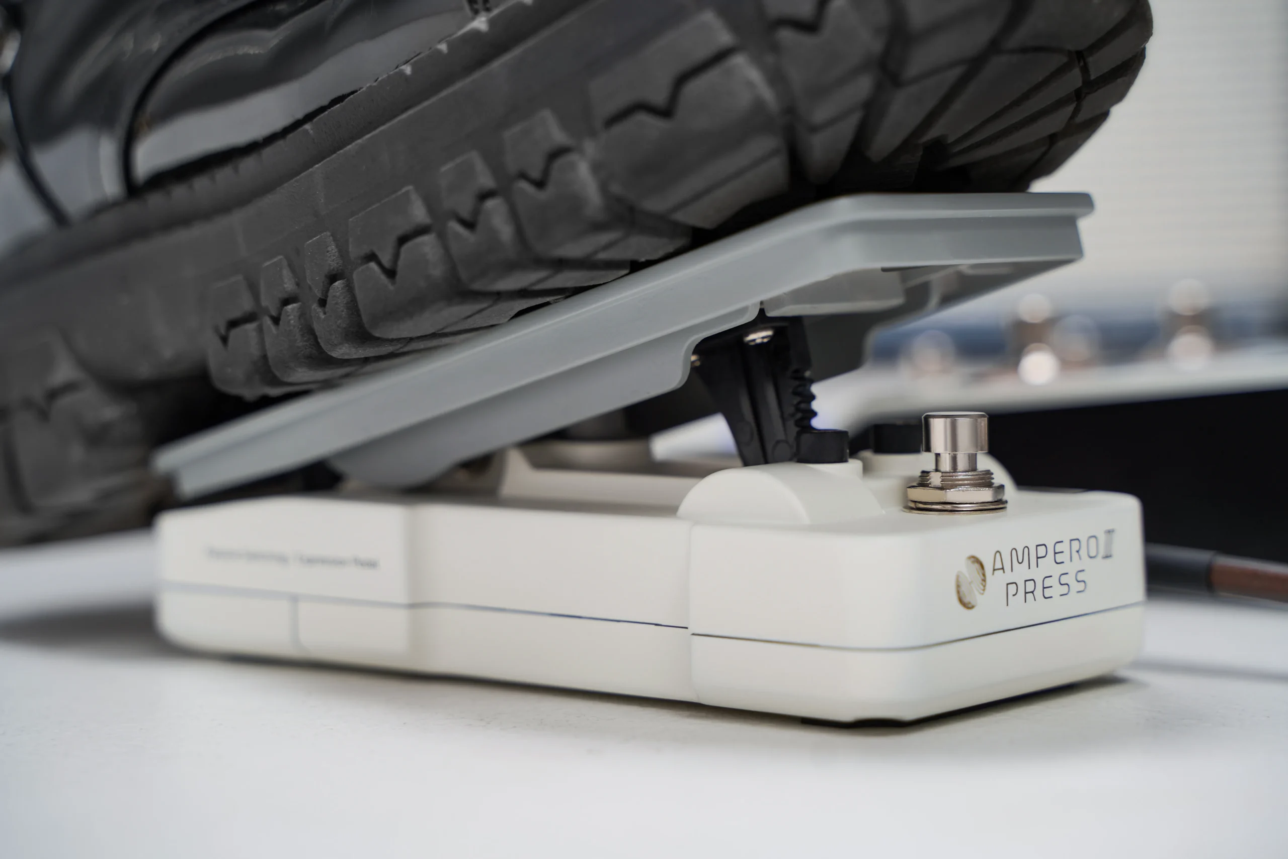 [ES] Ampero II Press siendo pulsado con el pie derecho - Pedal de expresión con interruptor de pie integrado. [EN] Ampero II Press being pressed with the right foot - Expression pedal with built-in footswitch.